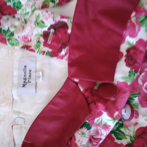 Retro Style Unique Vintage Red Flower Zoey Top L NWOT - Picture 2 of 4